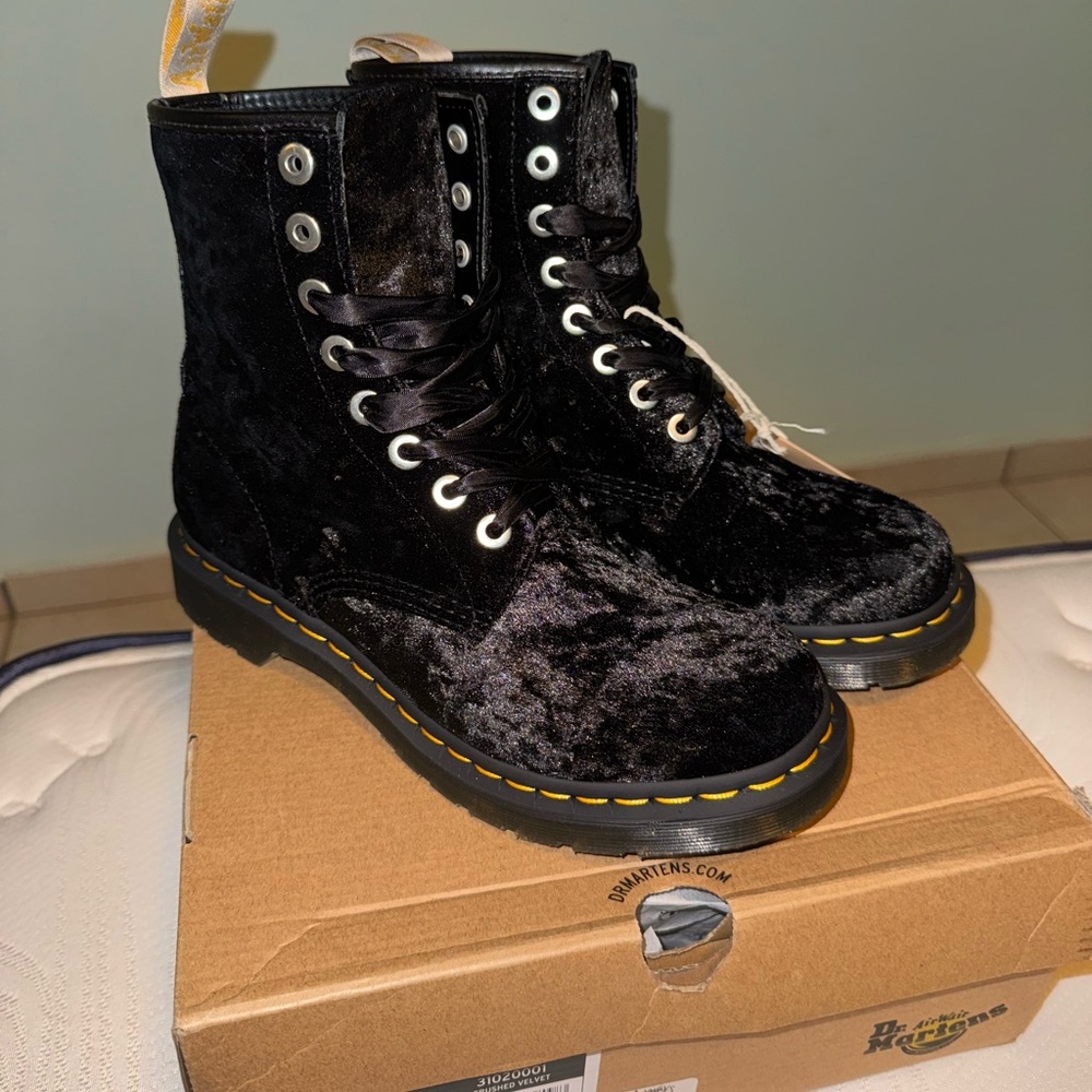 Dr. Martens Vegan 1460 Black (Crushed Velvet)